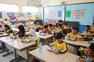 Puluhan siswa SD keracunan usai makan bergizi gratis, menunya ayam krispi