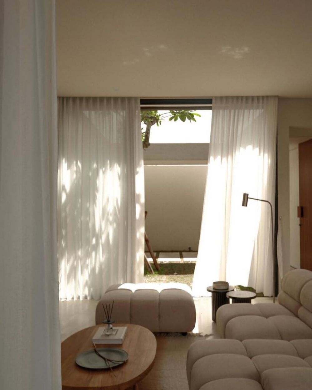 8 Potret rumah Fanny Ghassani ini vibesnya berasa tinggal di vila, estetik pol, pemandangannya sawah