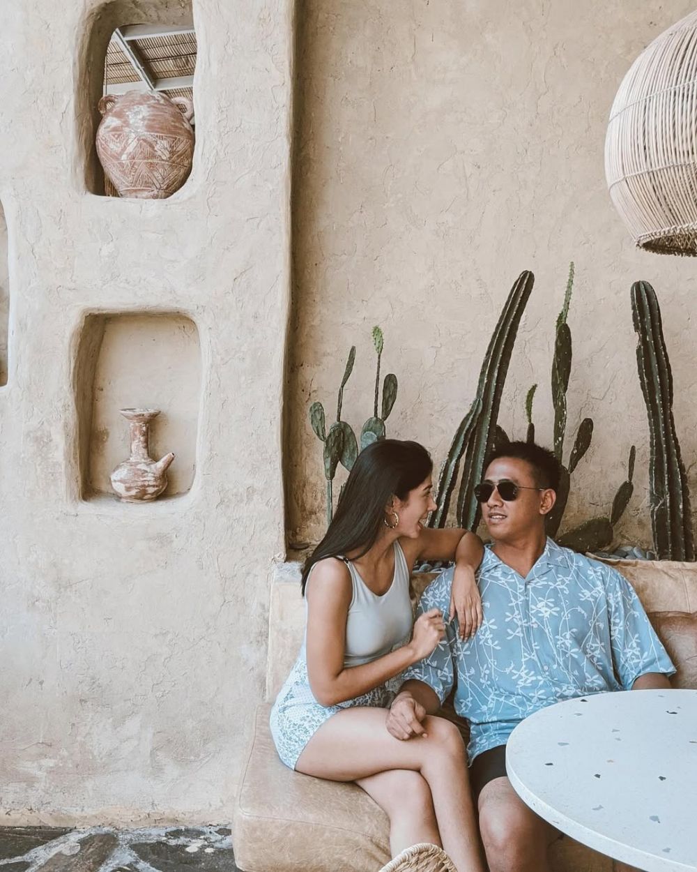 8 Potret rumah Fanny Ghassani ini vibesnya berasa tinggal di vila, estetik pol, pemandangannya sawah