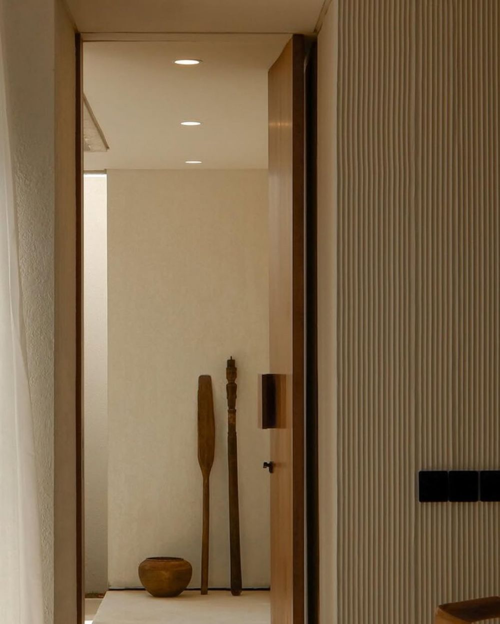 8 Potret rumah Fanny Ghassani ini vibesnya berasa tinggal di vila, estetik pol, pemandangannya sawah