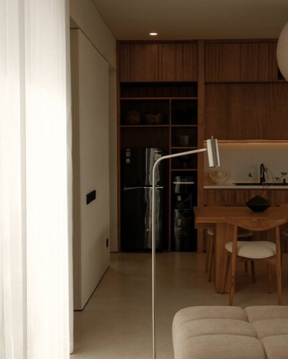 8 Potret rumah Fanny Ghassani ini vibesnya berasa tinggal di vila, estetik pol, pemandangannya sawah