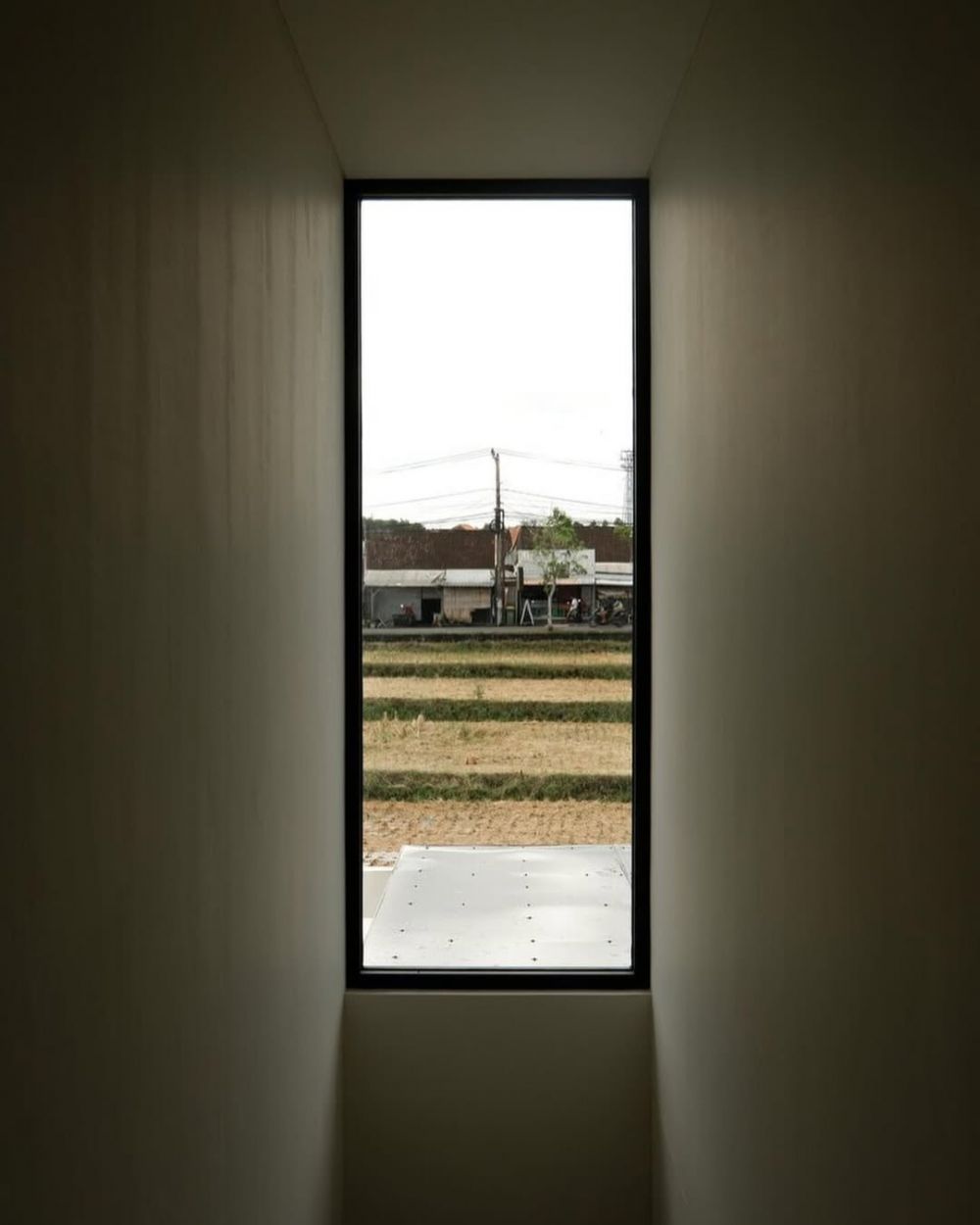 8 Potret rumah Fanny Ghassani ini vibesnya berasa tinggal di vila, estetik pol, pemandangannya sawah