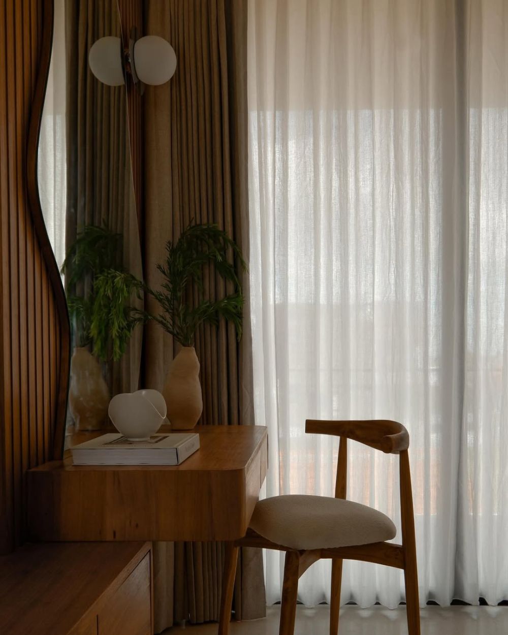 8 Potret rumah Fanny Ghassani ini vibesnya berasa tinggal di vila, estetik pol, pemandangannya sawah