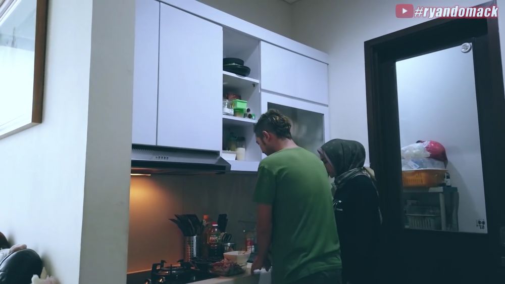 Luasnya sepetak, ini 9 potret dapur rumah Aryani Fitriana dan Donny Michael ini minimalis