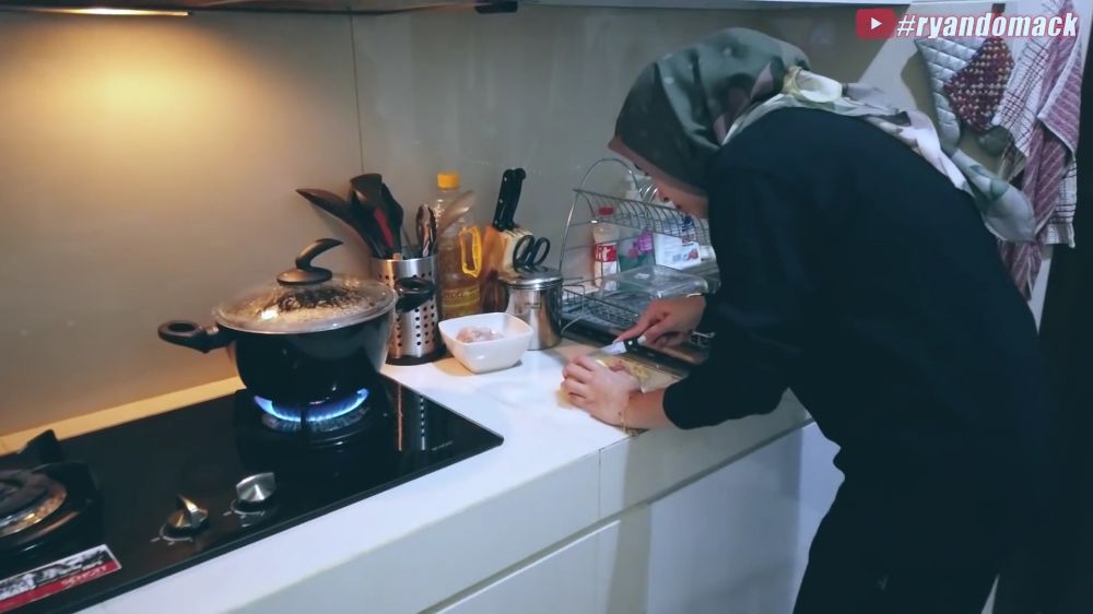 Luasnya sepetak, ini 9 potret dapur rumah Aryani Fitriana dan Donny Michael ini minimalis