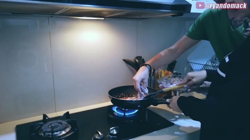 Luasnya sepetak, ini 9 potret dapur rumah Aryani Fitriana dan Donny Michael ini minimalis
