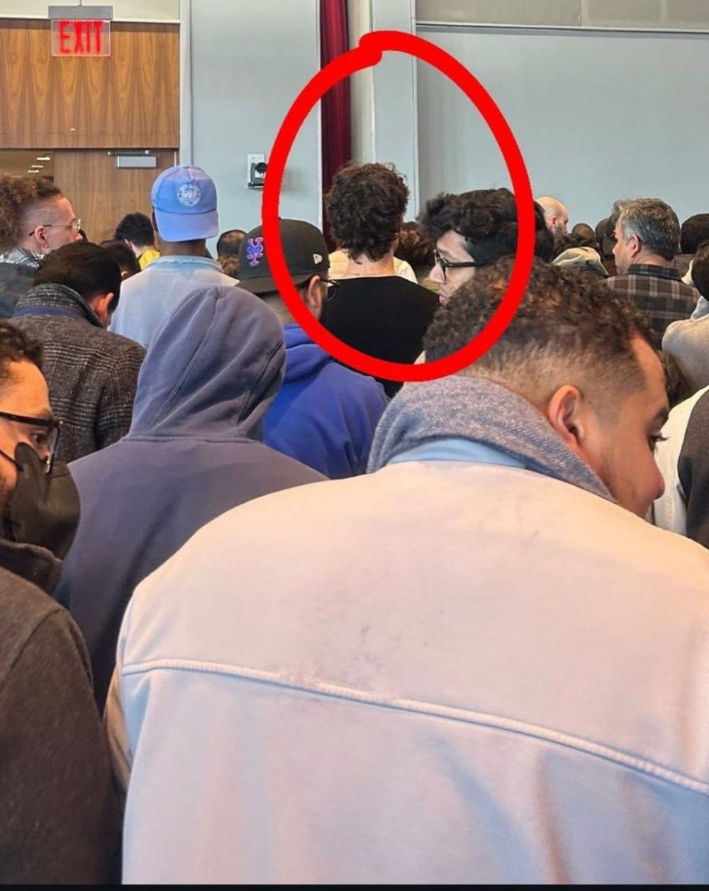 Momen Shawn Mendes kepergok ikut salat Jumat di masjid NYU, 5 potretnya bikin salah fokus