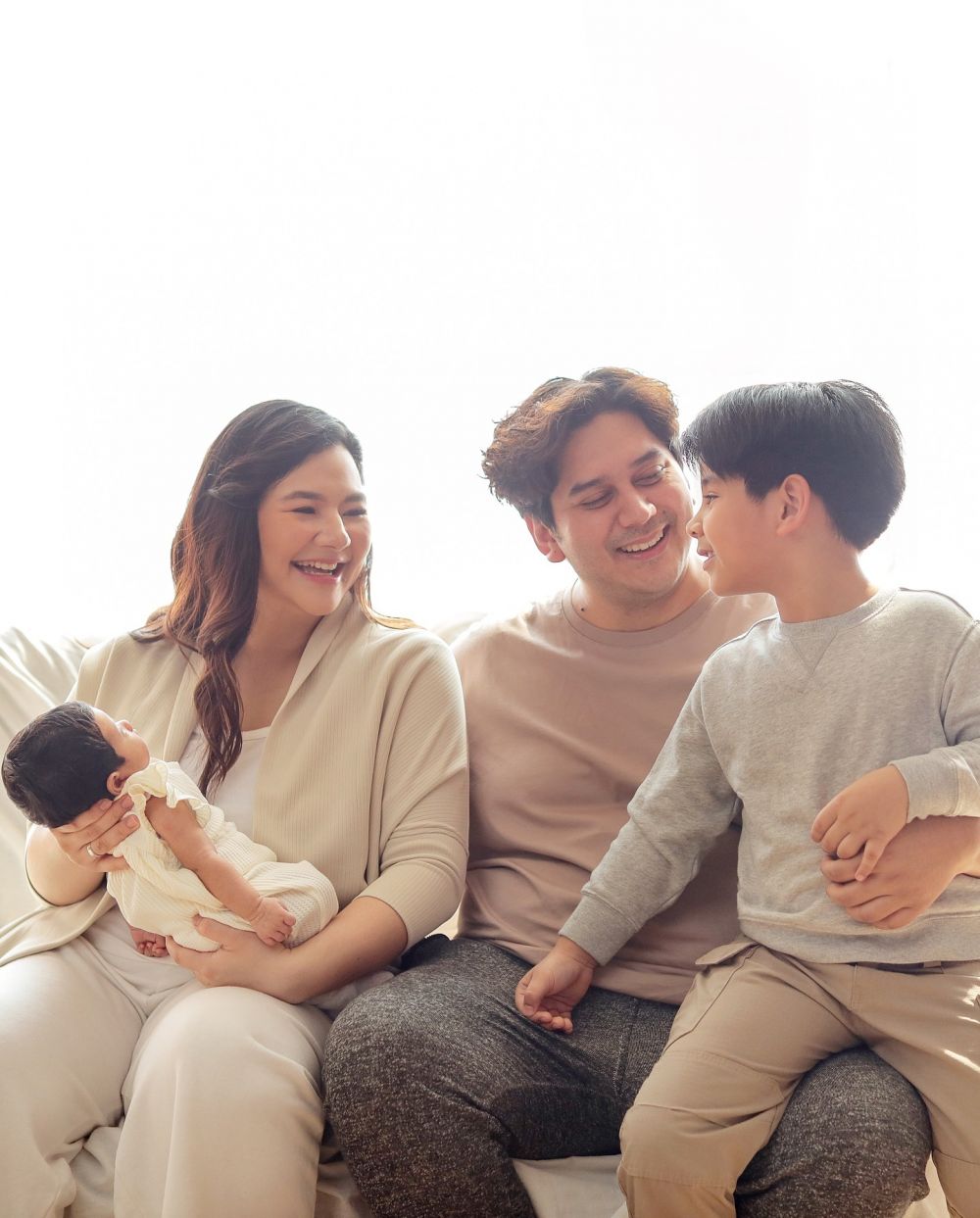 Dulu dijuluki ratu FTV kini pilih vakum, ini 9 penampilan terbaru Eriska Rein jadi ibu rumah tangga