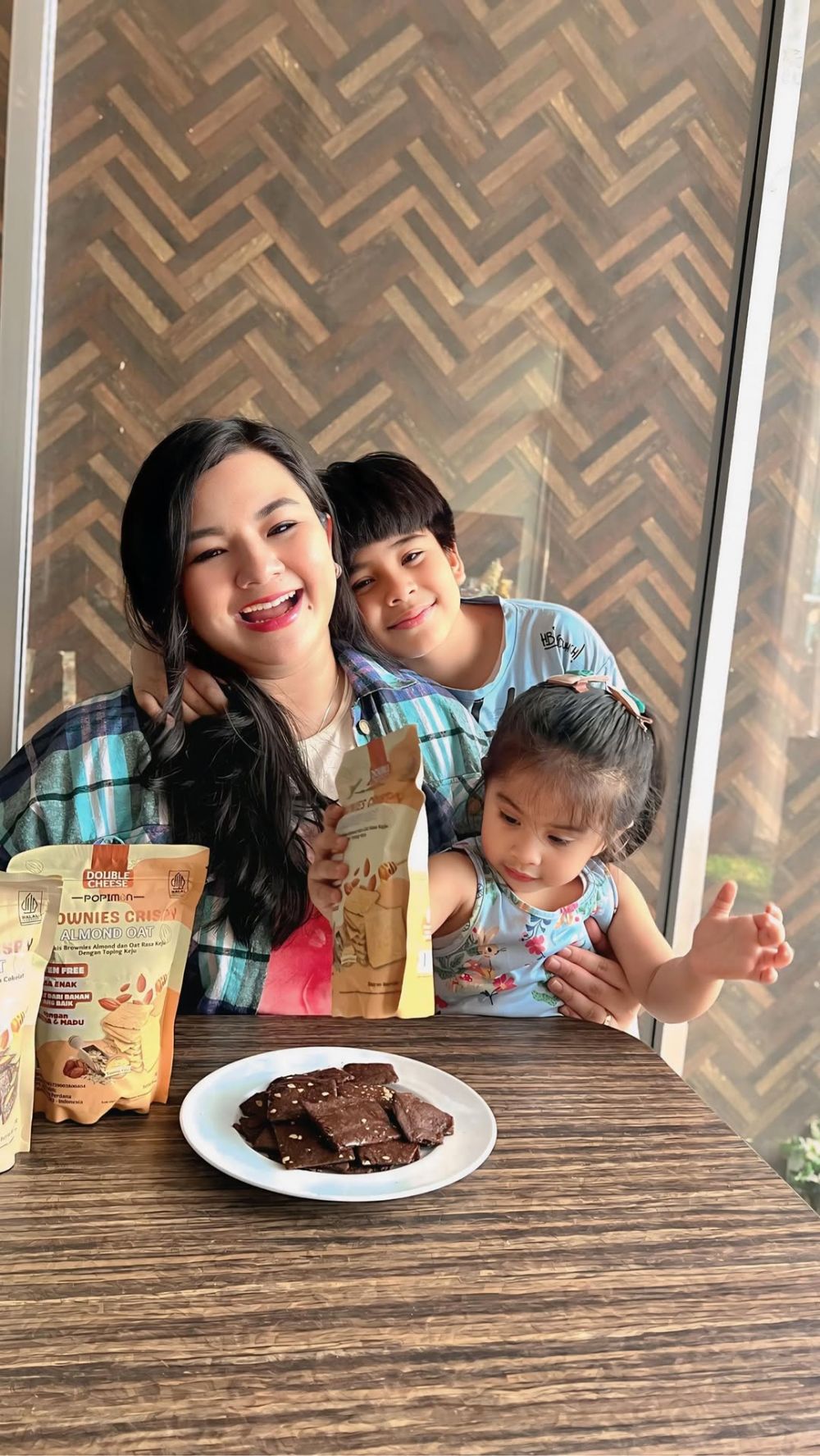 Dulu dijuluki ratu FTV kini pilih vakum, ini 9 penampilan terbaru Eriska Rein jadi ibu rumah tangga