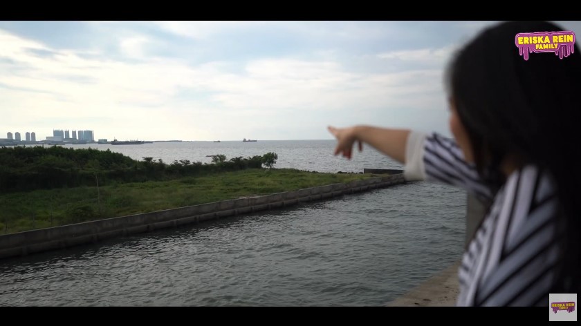 9 Potret dapur Eriska Rein ini interiornya mewah bak di vila, pemandangannya langsung laut lepas