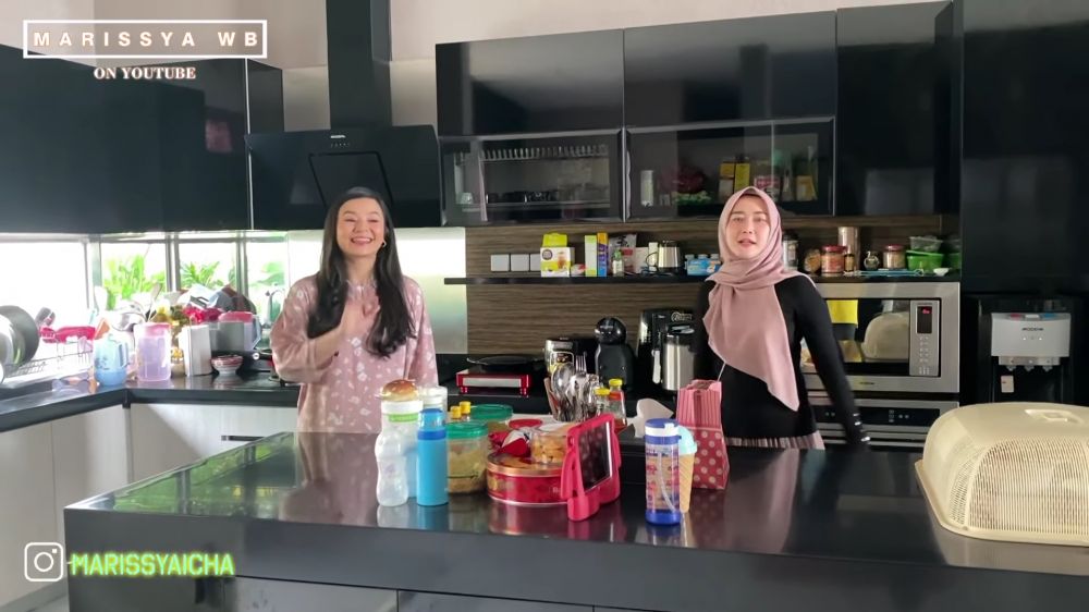 9 Potret dapur Eriska Rein ini interiornya mewah bak di vila, pemandangannya langsung laut lepas