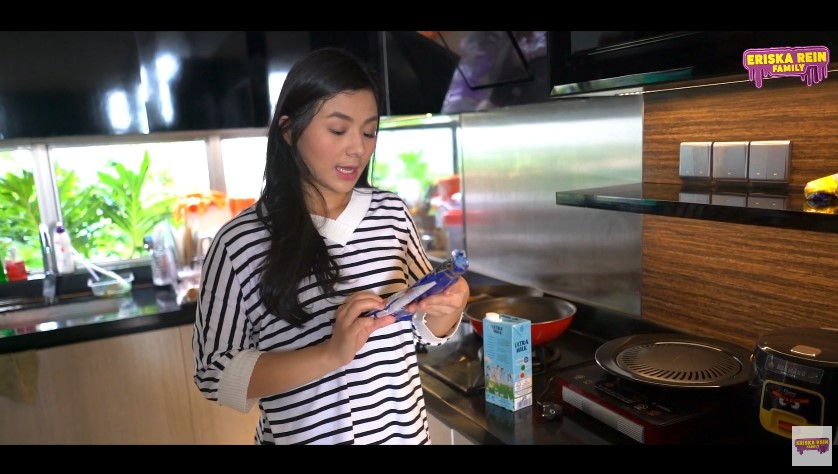 9 Potret dapur Eriska Rein ini interiornya mewah bak di vila, pemandangannya langsung laut lepas