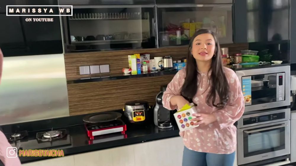 9 Potret dapur Eriska Rein ini interiornya mewah bak di vila, pemandangannya langsung laut lepas