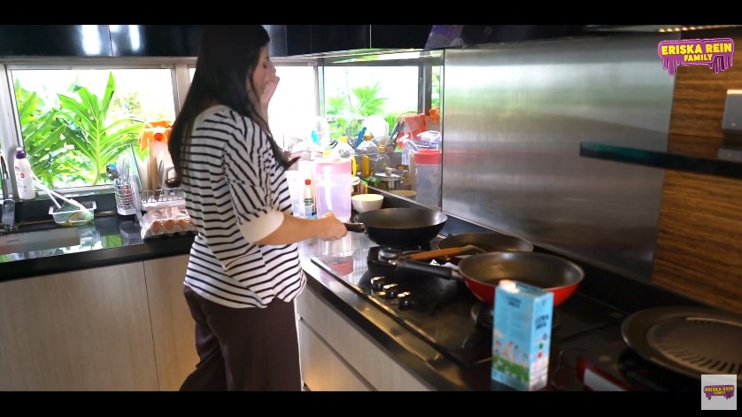 9 Potret dapur Eriska Rein ini interiornya mewah bak di vila, pemandangannya langsung laut lepas