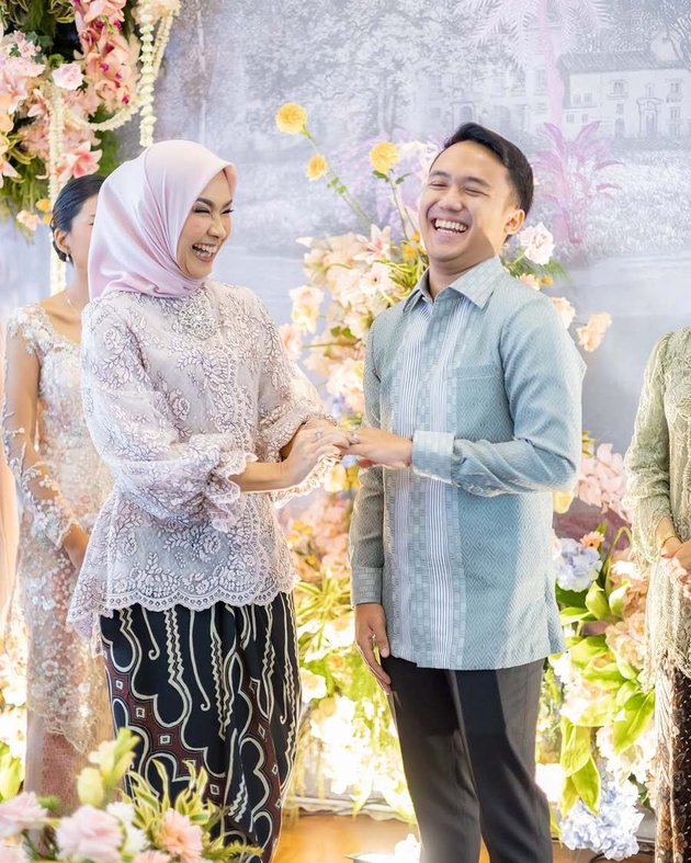 Alya Rohali kompak dengan mantan suami di tunangan sang putri, ini 8 momen lamaran Namira Adjani