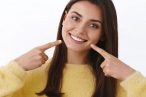 Cara memutihkan gigi penuh noda kuning dengan 1 bahan dapur, bukan pakai kulit pisang