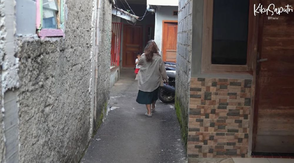 Rumah masa kecil Kiky Saputri nyempil gang sempit, 9 potret dapurnya kecil cuma segaris