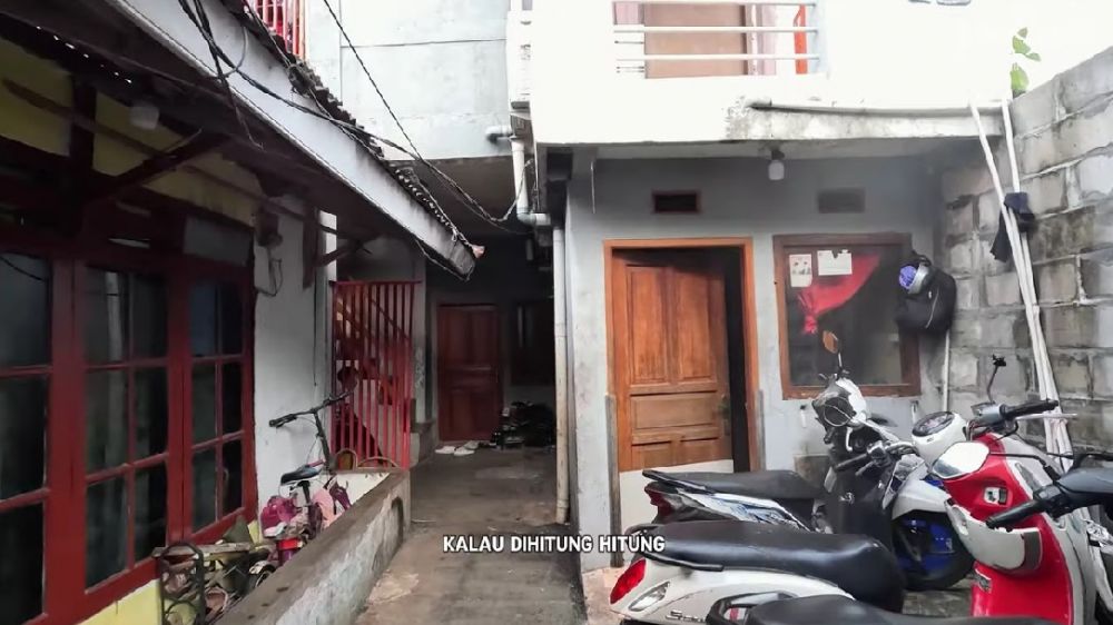 Rumah masa kecil Kiky Saputri nyempil gang sempit, 9 potret dapurnya kecil cuma segaris