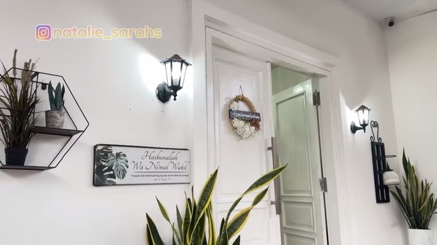 Dulu hidup susah ngontrak kini rumahnya mewah, 9 potret dapur Umi Pipik minimalis serba putih