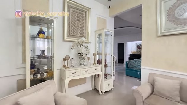 Dulu hidup susah ngontrak kini rumahnya mewah, 9 potret dapur Umi Pipik minimalis serba putih