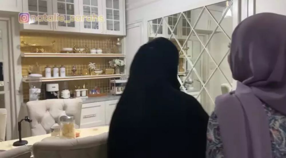 Dulu hidup susah ngontrak kini rumahnya mewah, 9 potret dapur Umi Pipik minimalis serba putih