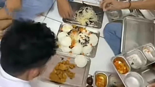 Viral siswa SMA mukbang makan bergizi gratis, ucap terimakasih pada Prabowo Subianto