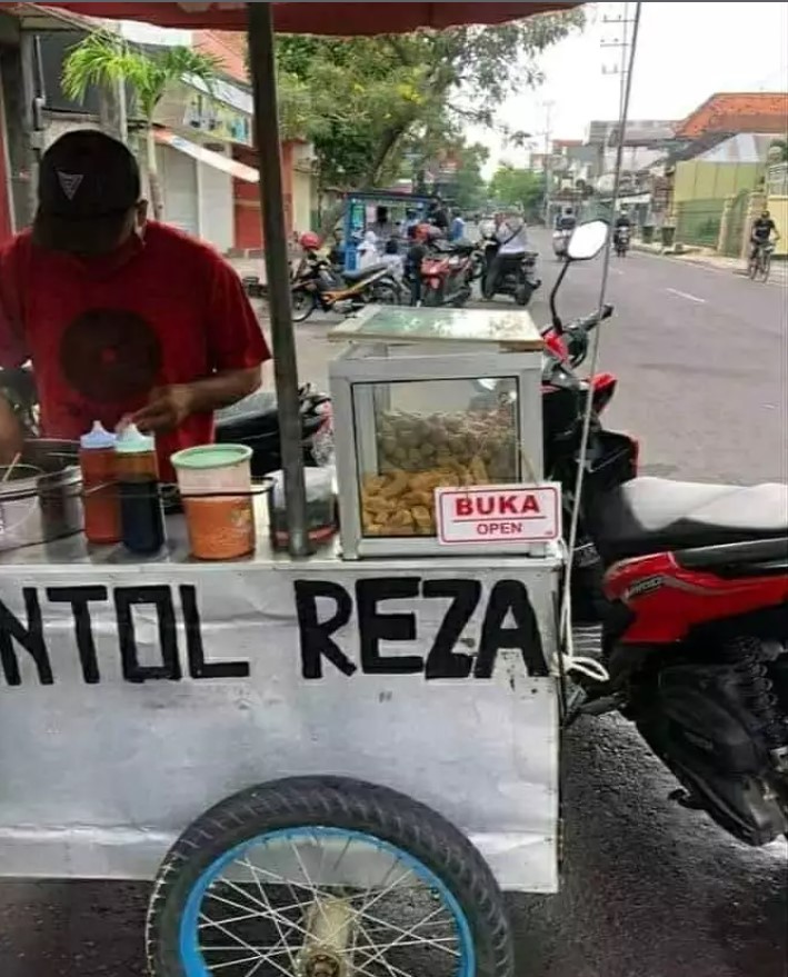 Hidup lagi capek-capeknya malah ketemu 11 tulisan lucu ini di warung, fix jebolan S3 marketing