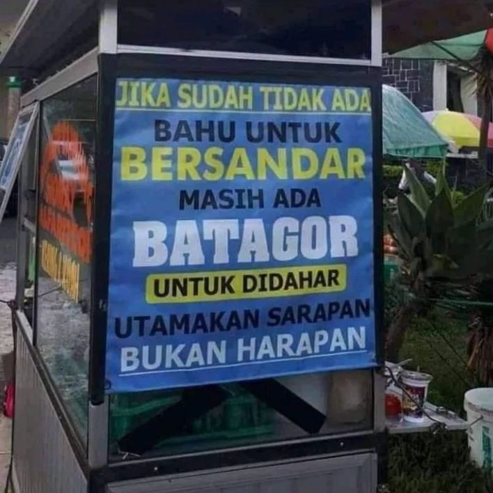 Hidup lagi capek-capeknya malah ketemu 11 tulisan lucu ini di warung, fix jebolan S3 marketing