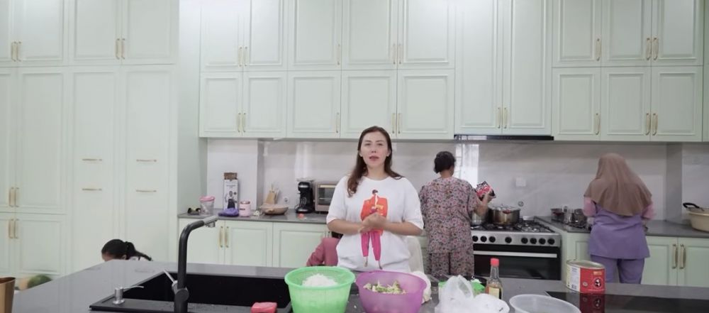 Rumah barunya ditaksir Rp50 miliar, 9 potret dapur Rey Utami berkonsep open space full perabot modern