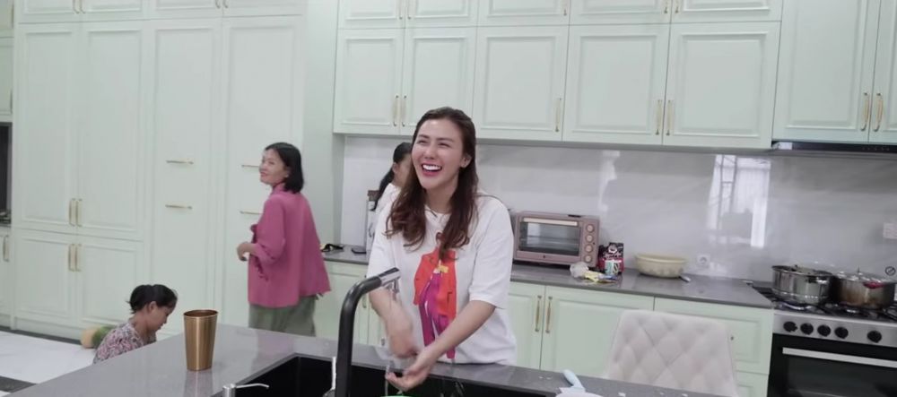 Rumah barunya ditaksir Rp50 miliar, 9 potret dapur Rey Utami berkonsep open space full perabot modern