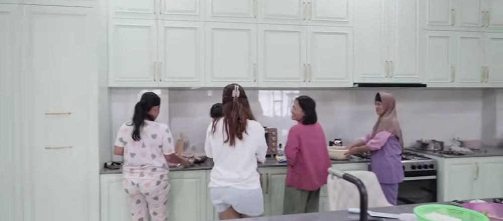 Rumah barunya ditaksir Rp50 miliar, 9 potret dapur Rey Utami berkonsep open space full perabot modern