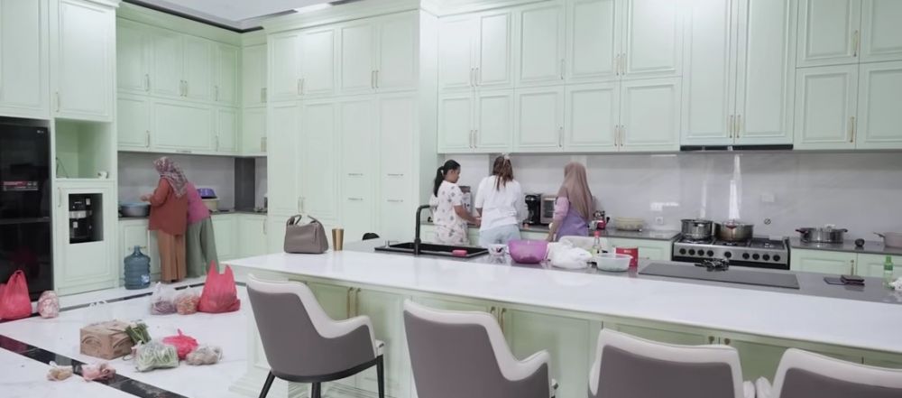 Rumah barunya ditaksir Rp50 miliar, 9 potret dapur Rey Utami berkonsep open space full perabot modern