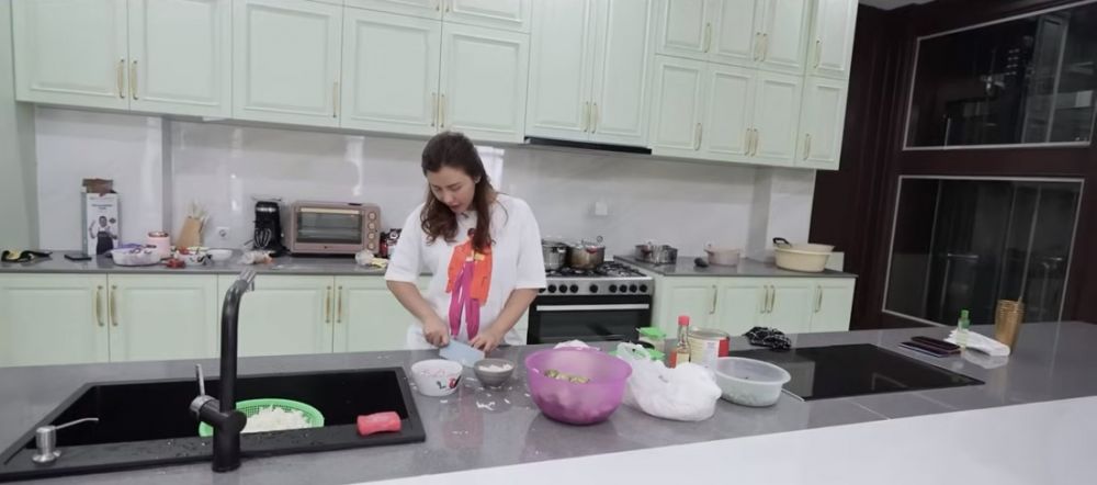 Rumah barunya ditaksir Rp50 miliar, 9 potret dapur Rey Utami berkonsep open space full perabot modern