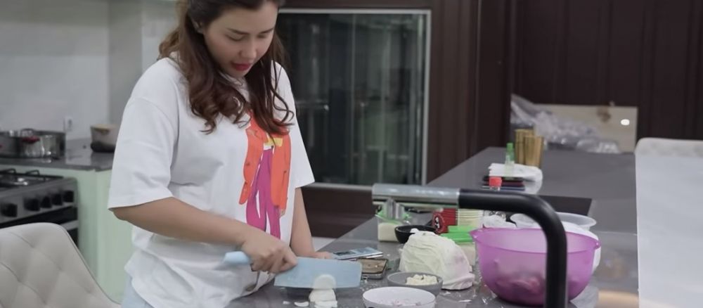 Rumah barunya ditaksir Rp50 miliar, 9 potret dapur Rey Utami berkonsep open space full perabot modern