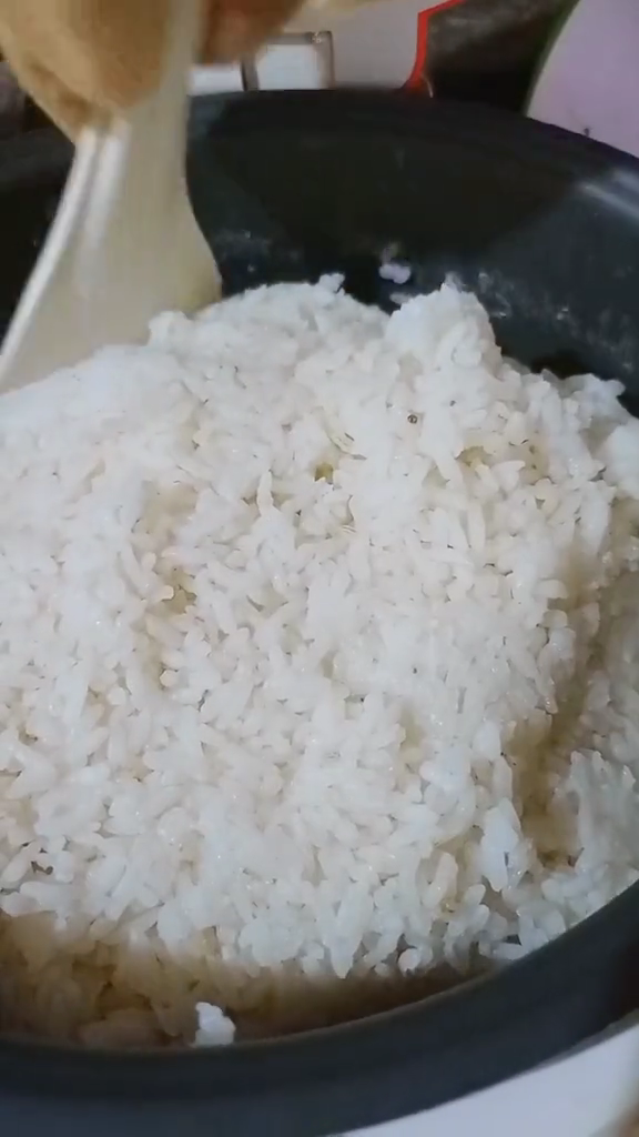 Trik simpan nasi di rice cooker agar tetap lembap semalaman dengan satu bahan ini