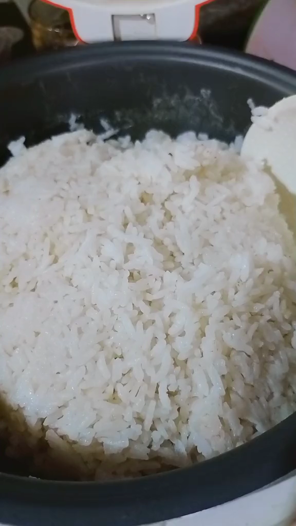 Trik simpan nasi di rice cooker agar tetap lembap semalaman dengan satu bahan ini