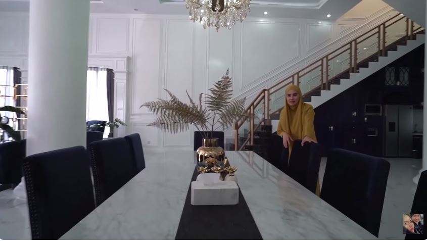 Rumahnya dibangun bak kastil habiskan Rp 40 M, intip 11 potret dapur Kartika Putri yang jarang dipakai