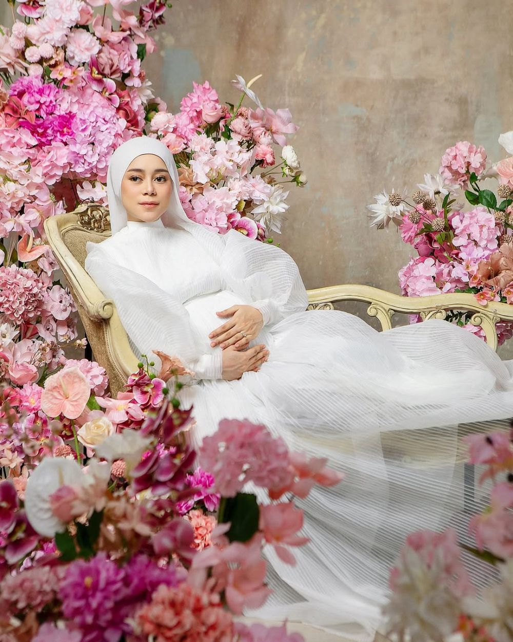 Hamil anak kedua, 7 potret maternity Lesty Kejora ini gaya hijabnya tuai kritik