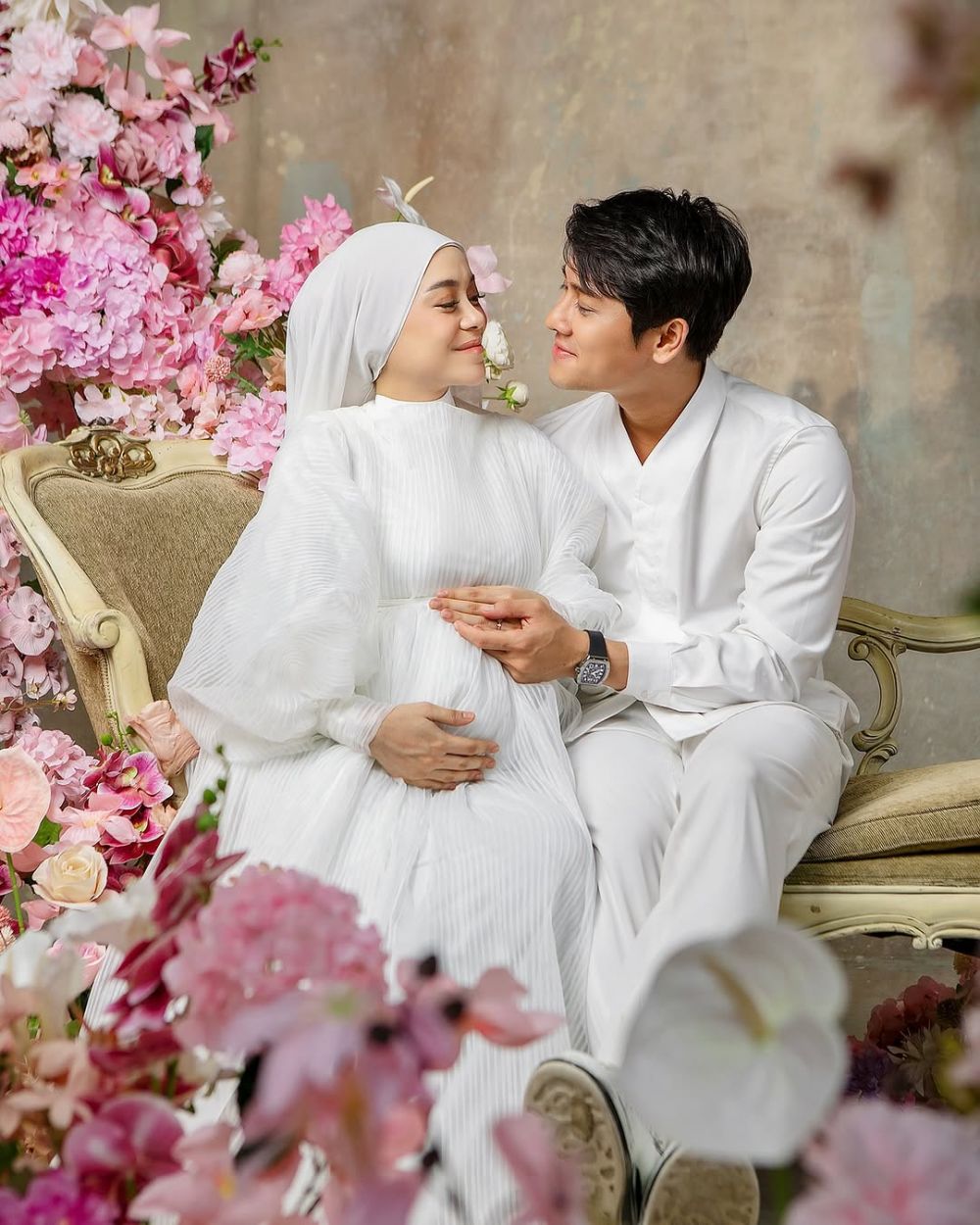 Hamil anak kedua, 7 potret maternity Lesty Kejora ini gaya hijabnya tuai kritik