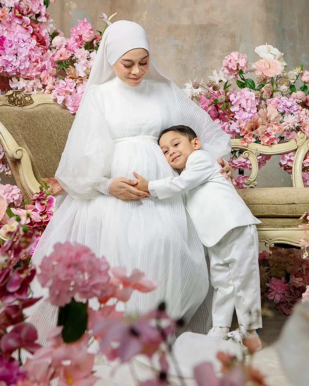 Hamil anak kedua, 7 potret maternity Lesty Kejora ini gaya hijabnya tuai kritik