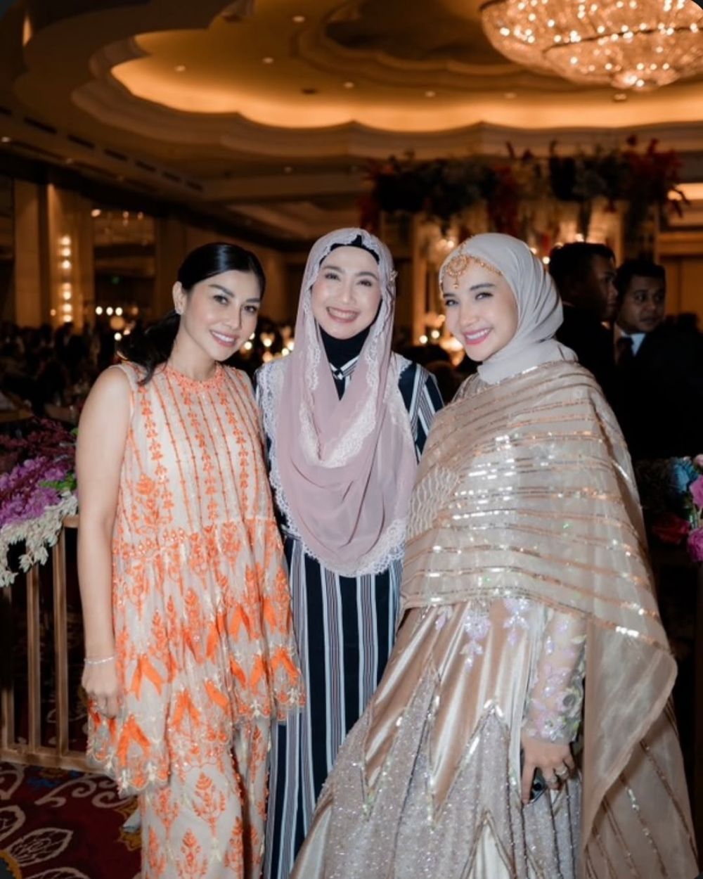 Momen Desy Ratnasari kondangan ke saudara politikus ini potretnya tuai perhatian, disebut tak menua