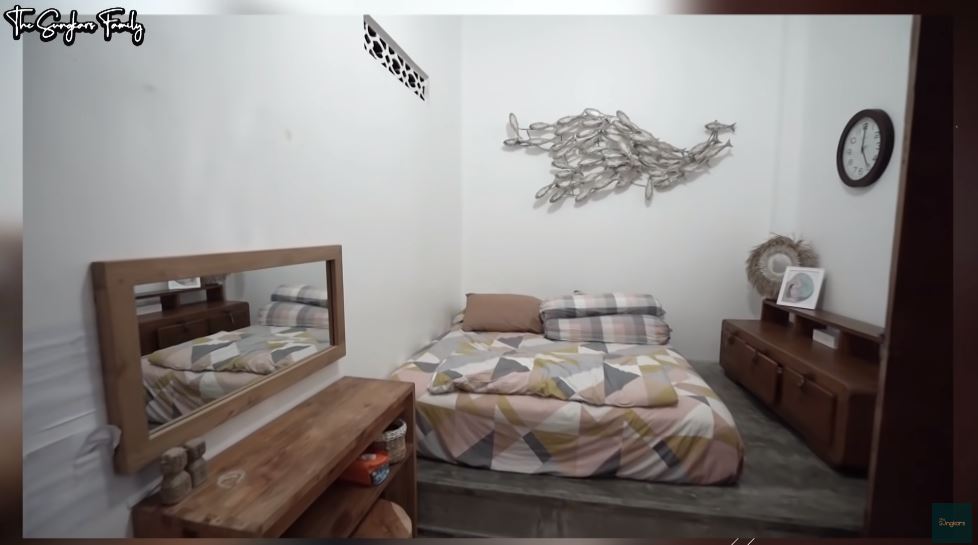 Tempat tidur tak pakai dipan, 9 potret kamar Zaskia Adya Mecca di Jogja ini ngemper tak banyak perabot