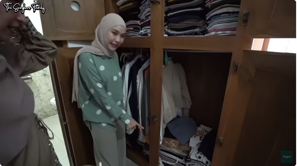 Tempat tidur tak pakai dipan, 9 potret kamar Zaskia Adya Mecca di Jogja ini ngemper tak banyak perabot