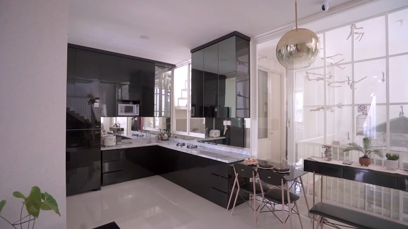 Rumahnya di tengah kota disulap bak hutan, 9 potret dapur Dodit Mulyanto ini minimalis minim perabotan