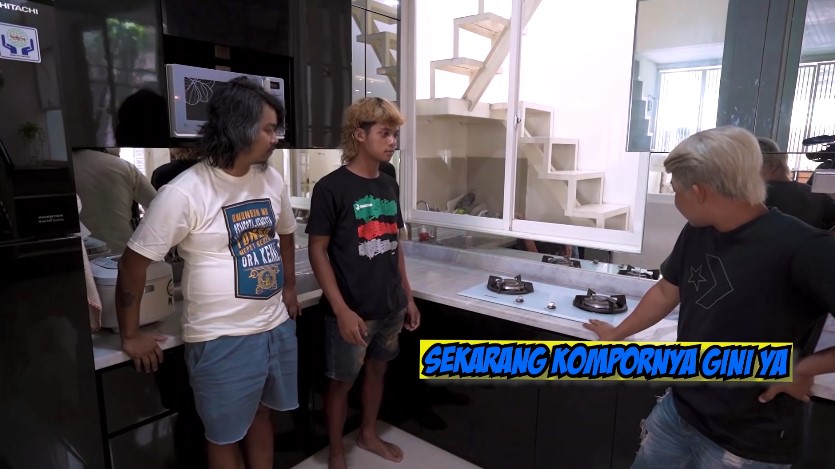 Rumahnya di tengah kota disulap bak hutan, 9 potret dapur Dodit Mulyanto ini minimalis minim perabotan