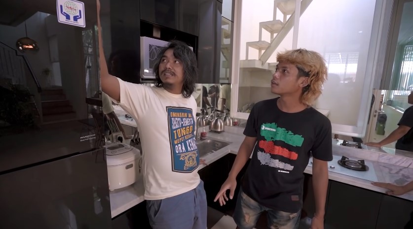 Rumahnya di tengah kota disulap bak hutan, 9 potret dapur Dodit Mulyanto ini minimalis minim perabotan