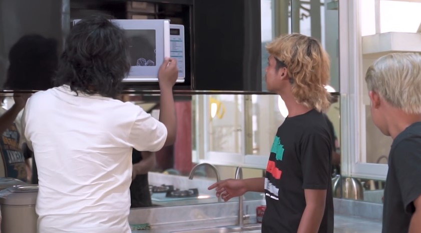 Rumahnya di tengah kota disulap bak hutan, 9 potret dapur Dodit Mulyanto ini minimalis minim perabotan