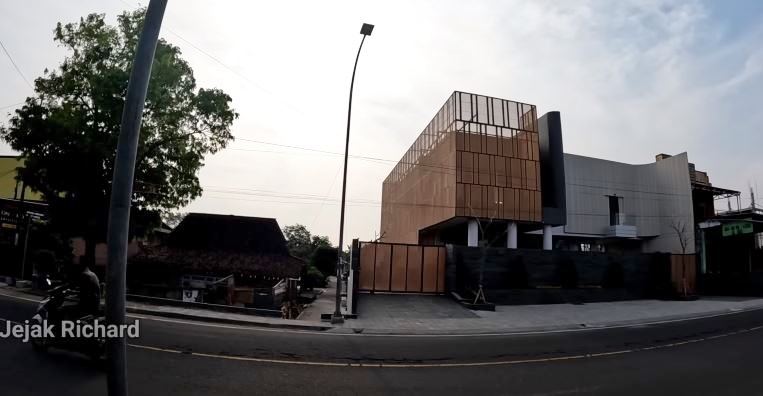 Dulu tukang kebun kini jadi artis top sukses punya rumah ditaksir Rp 15 M, 9 potret teras Denny Caknan