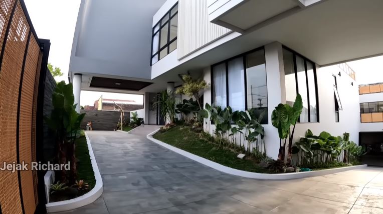 Dulu tukang kebun kini jadi artis top sukses punya rumah ditaksir Rp 15 M, 9 potret teras Denny Caknan