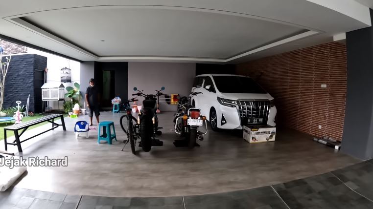 Dulu tukang kebun kini jadi artis top sukses punya rumah ditaksir Rp 15 M, 9 potret teras Denny Caknan